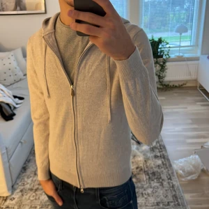 Stenströms stickad merino Wool hoodie  - Tjena! Säljer en as fet hoodie från stenströms, otroligt skön och bra passform! Det är merino Wool, priset kan diskuteras🙌 