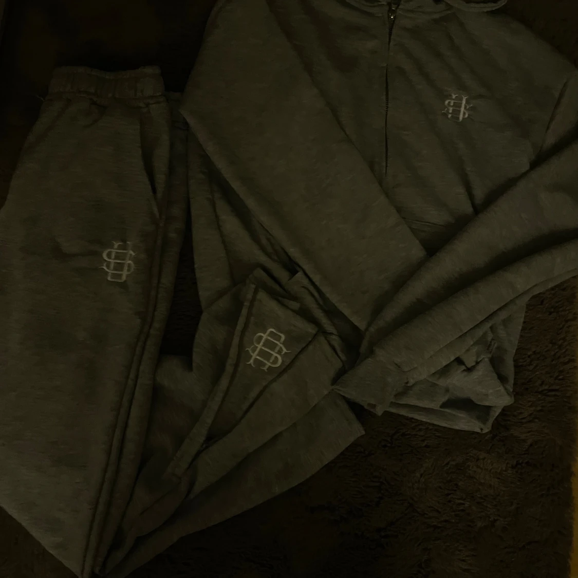 Grå mjukisbyxor med broderad logga