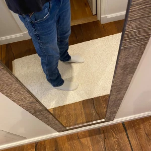 Replay Anbass Jeans - Snygga blå jeans från Replay med klassisk femficksdesign. Jeansen har en diskret tvättad look, Replay-logga på bakfickan och svart patch i midjan. Perfekta för dig som gillar en tidlös och avslappnad stil.