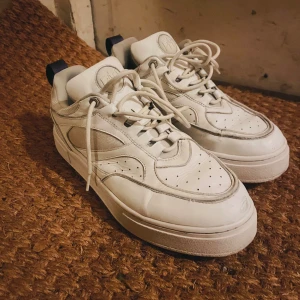 Eytys-skor - Sidney. Vita. Har använts en del men i gott skick. Inga hål eller så. 43.