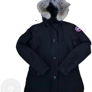 Svart dunparkas från Canada Goose montebello - Svart parkas från Canada Goose med dunfoder och stor huva med päls. Jackan har klassisk logga på ärmen, knappar och dragkedja framtill samt stora fickor. Perfekt för kalla vinterdagar och riktigt snygg siluett.