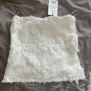 Vit blommig bandeau topp från Bik Bok - Prislapp kvar, pris kan diskuteras 