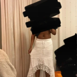 Vit långkjol med spets från Chica London - Supersöt vit långkjol från Chica London med volang och spetsdetaljer längst ner. 