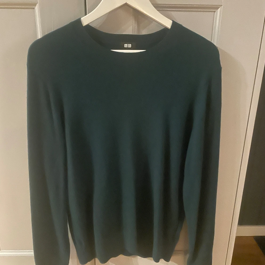 Mörkgrön kashmirtröja från Uniqlo