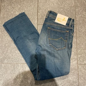 Jacob Cohen jeans - Jacob Cohen jeans, bra skick. Sydda på nedkant byxa? Modell 688 vilket är slim. Storlek 32.