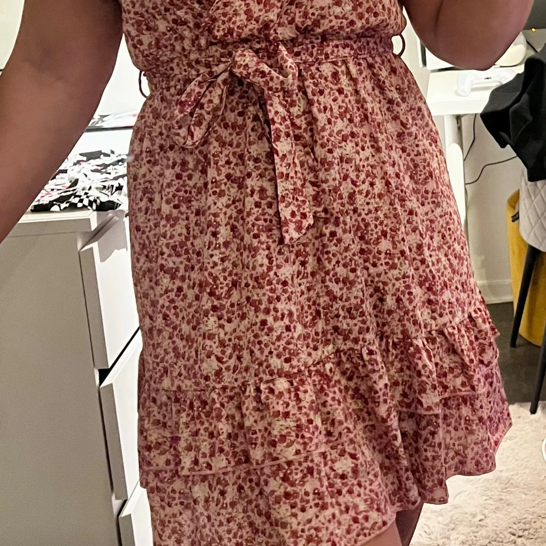 Blommig omlottklänning