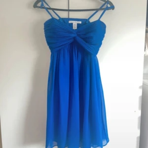 Klänning  - Jätte fin blå bandeu klänning med band som jag själv sytt på. De går att sprätta bort om man inte vill ha kvar de. Säljer då den inte kommer till användning. Väldigt fint skick.