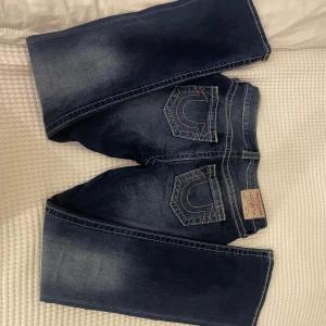 True Religion Jeans - Säljer mina knappt använda true religion jeans i modellen becca, kanske använt dem 2-3 gånger men syns inte alls! storleken är W27! Köpta för: 1299kr 