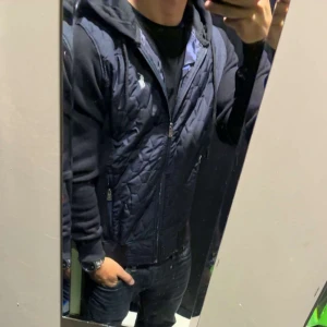 Polo ralph laurent Cardigan - Den e lite använd annars väldigt bra skick inga deffekter sitter tajt längs kroppen vilket är nice lite liten för o vara S skulle säga att den passar en person runt 165 ish har huva och snören o två fickor!