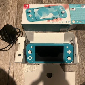 nintendo switch lite - säljer min nintendo switch lite i turkos färg🩵 har aldrig fått någon användning därför säljer jag, den är som ny. orginalförpackning o laddare medföljer