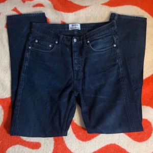 Mörka jeans från Acne Studios - Snygga mörka jeans från Acne Studios raka ben. Jeansen har en stilren look och är tillverkade i kraftigt denimtyg som ger en schysst passform. Rak modell