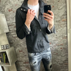 J.lindeberg Field Jacket - Mycket fint skick, två små skrapmärken på bröstfickorna men inget stort. Storlek 48/S passar dig som är mellan 175-185cm ungefär. Nypris ca 4000kr. Modellen är 185 cm, 79 kg. Skriv för mer information!🤝