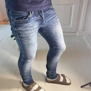 Jack and Jones jeans slim fit gleen  - Jack and Jones jeans slim fit gleen , Mått A: 40, B: 97 cm. Modell: Slim fit / Gleen. Modellen är 180cm 75 kg och bär W30 L30.✌️