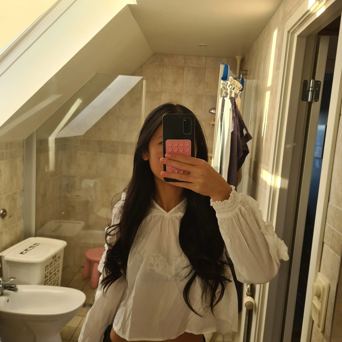 Vit blus med volangdetaljer - 1