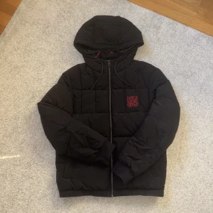 HUGO boss vinterjacka   - HUGO (boss) vinter jacka i mycket bra skick. Inga defekter alls. Håller dig varm under vintern och skyddar dig från vatten. Skriv för bilder, videor, frågor etc. Den är såklart äkta som allt annat på min profil. Pris kan diskuteras.