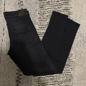 Replay svarta skinny jeans dam - Snygga svarta jeans från Replay i modellen skinny med smal passform och klassisk femficksdesign. Jeansen har dragkedja vid benslut och är tillverkade i stretchigt material för extra komfort. Perfekta för dig som gillar en stilren look. Jeansen är i ny shick och priset kan diskuteras för en snabb affär 👍