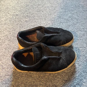 Svarta eytys  - Svarta skor från eytys som använts flitigt, storlek 38