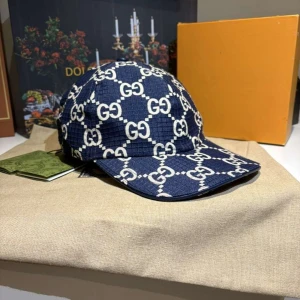 GG keps - Helt ny GG neon keps i färgen mörkblå, väldig unik modell som man inte hittar i sverige, kepsen är i storleken S, dustbag och tags medföljer 