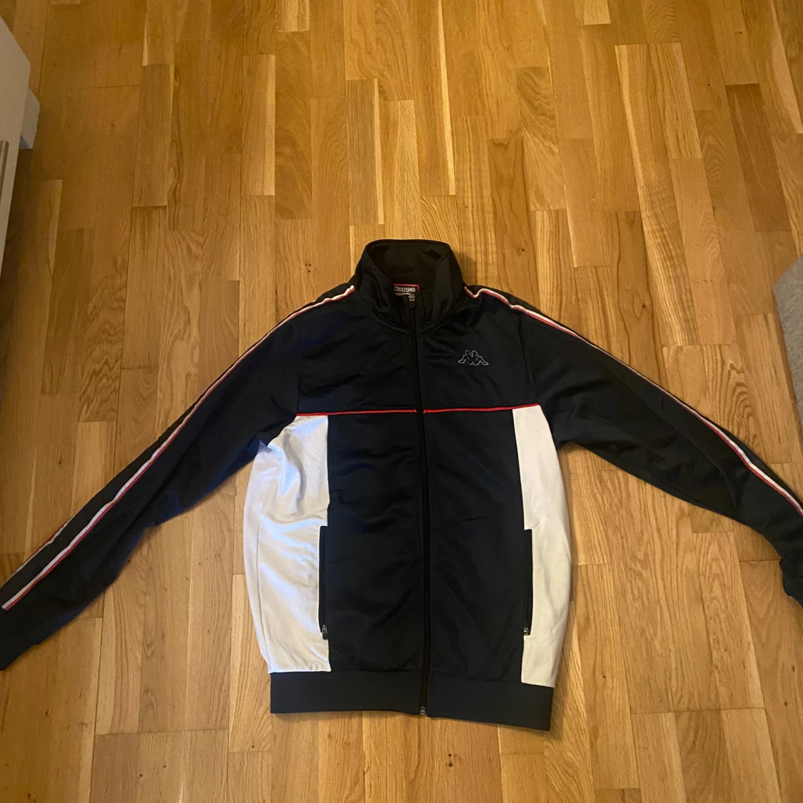 Mörkblå och vit track jacket från Kappa