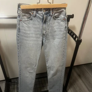 Ljusblå straight jeans från &Denim (pris kan diskuteras)  - Snygga ljusblå jeans från &Denim med straight fit och hög midja. Klassisk femficksmodell med regular passform och dragkedja. Perfekta för dig som gillar en enkel och clean look. Tillverkade i jeansmaterial. HELT OANVÄND!!