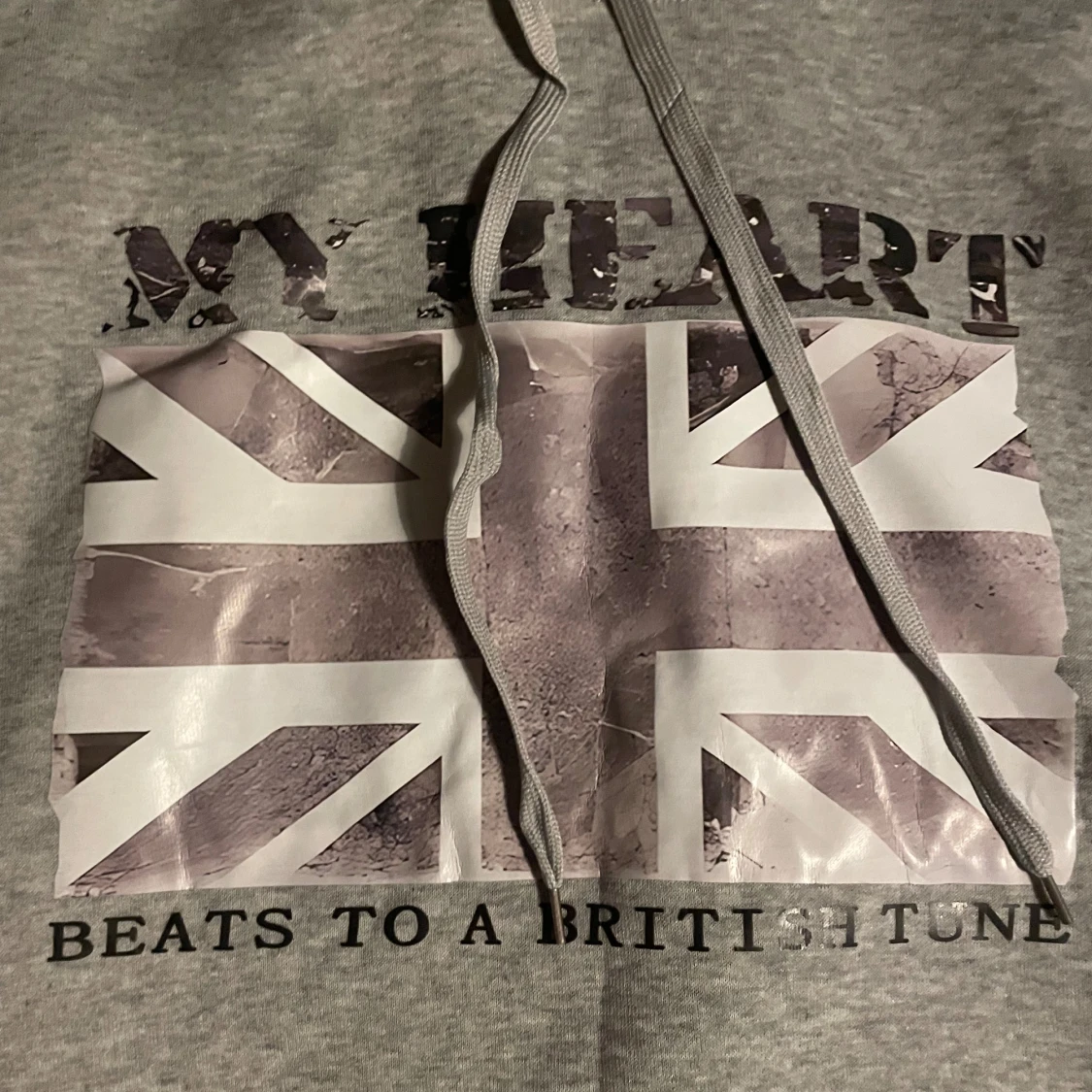 Grå hoodie med brittisk flagga - 1