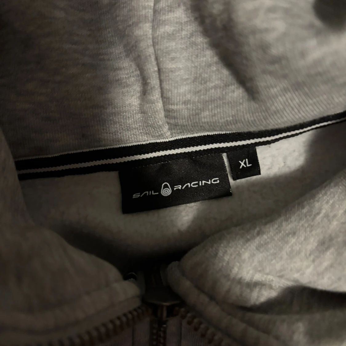 Ljusgrå hoodie från Sail Racing XL - 1