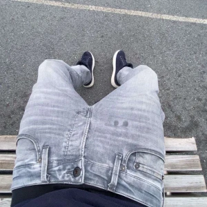 Jack and Jones jeans herr gråa slim/glen  - Riktigt fetta Jack and Jones Jean som e i färgen grå har inte haft dom ett dug länge sitter bra e 173  o dom sitter bra. I storlek w30 o L30, köpta för 800