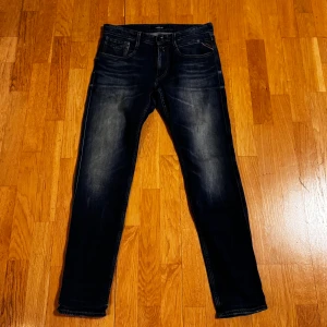 Replay Anbass mörkblå jeans 33/32 - Snygga Replay Anbass jeans i mörkblå tvätt. 
