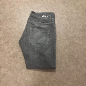 Grå slim fit jeans MIUS - Snygga grå jeans från MIUS i slim fit. Jeansen har en mörkgrå tvätt och passar perfekt till en avslappnad stil. Materialet är mjukt och följsamt jeans. Hör av er vid frågor!