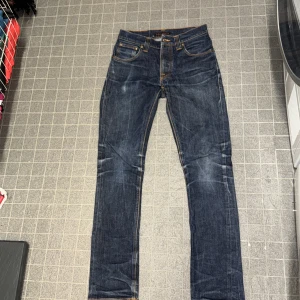 Nudie jeans mörk blå - Nya fina mörkblå nudie jeans, säljer dom för att dom var för små när jag köpte dom. Dom är slim. Pris går att diskuteras 