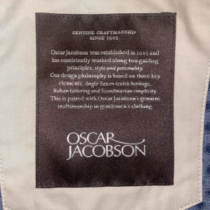 Beige rock från Oscar Jacobson - Stilren beige rock från Oscar Jacobson med klassisk krage och dold knäppning. Jackan har raka fickor och en enkel, tidlös design som passar perfekt till lager-på-lager. Materialet är slätt och känns exklusivt, perfekt för dig som gillar minimalistisk stil. Köpt för 4999 på Brix i Gävle 