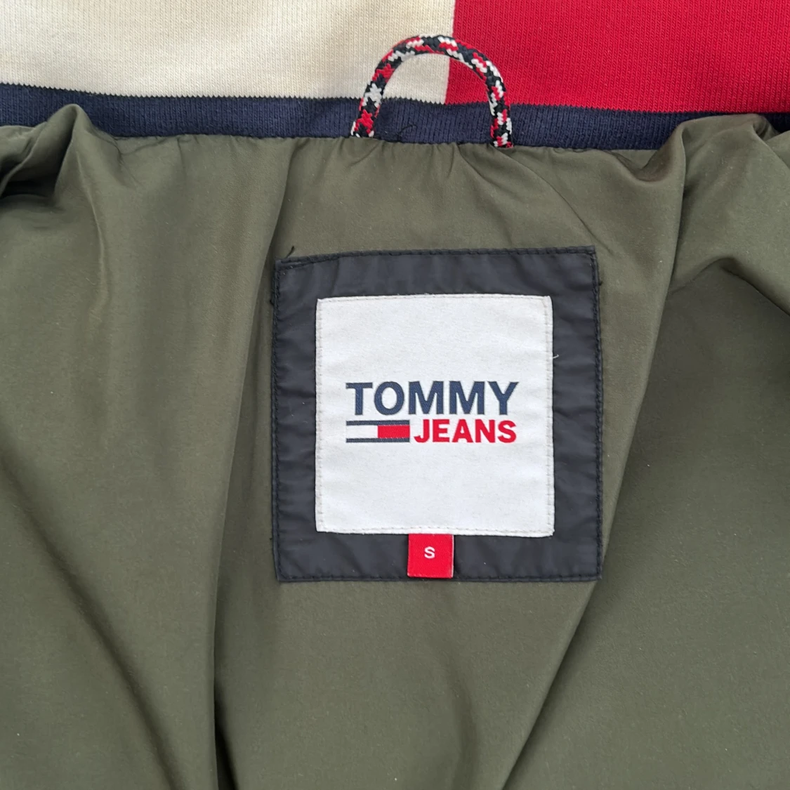Svart pufferjacka från Tommy Hilfiger - 2