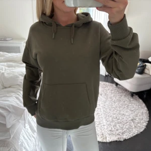 Grön hoodie med huva - Super snygg grön hoodie från Gina💕
