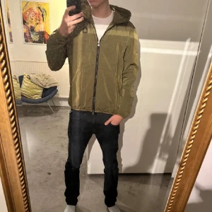 Refrigiwear windbreaker  - Säljer en olivgrön vindjacka från Refrigiwear. Nypris ca 1500 mitt priss 900 använd 1-2 ggr. Säljer pga för liten. 