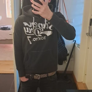 Superdry hoodie - Säljer en snygg mörkblå superdry hoodie med silverfärgad text! Perfekt inför det kallare vädret🍂❄️Skriv vid frågor och pris går att diskutera något🤗