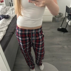 rutiga pyjamasbyxor  - snygga röda rutiga pyjamasbyxor 