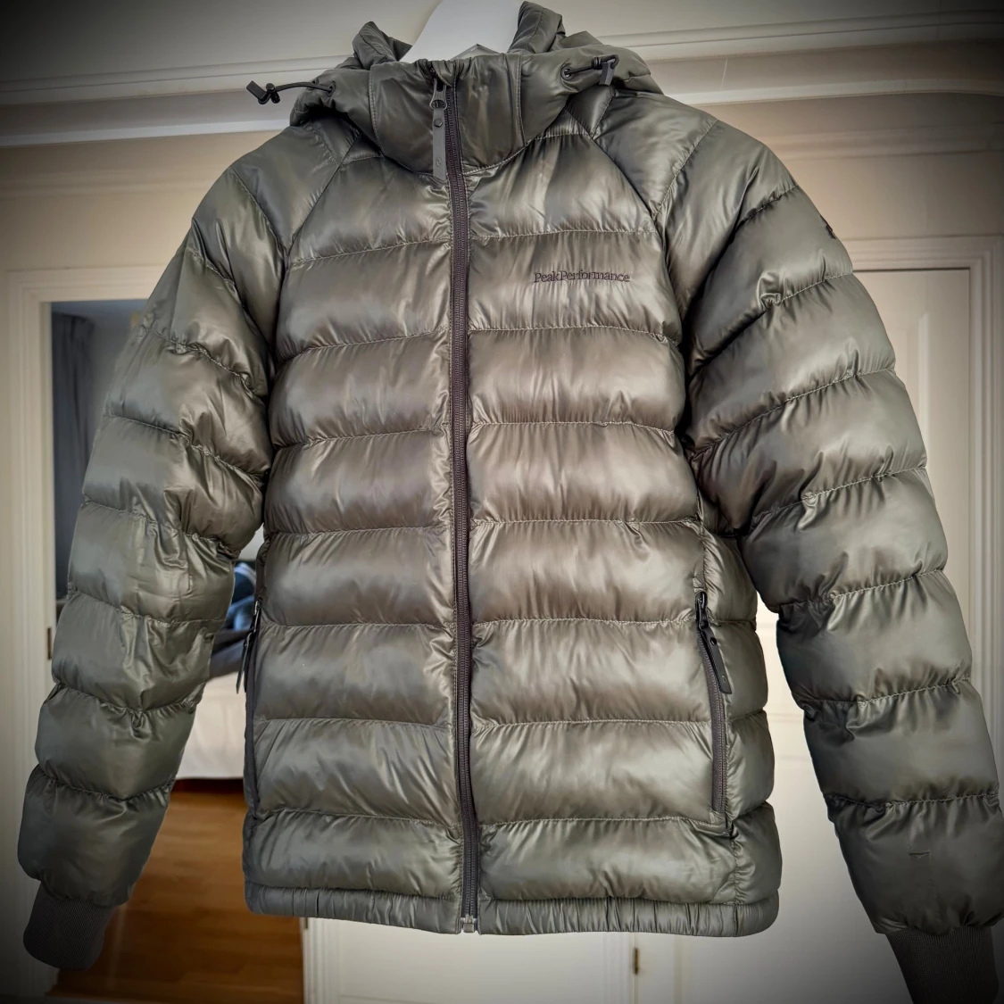 Grå dunjacka Peak Performance