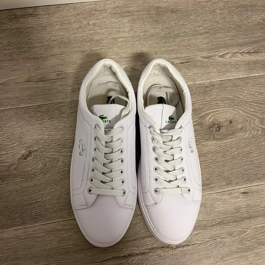 Vita sneakers från Lacoste i skinn