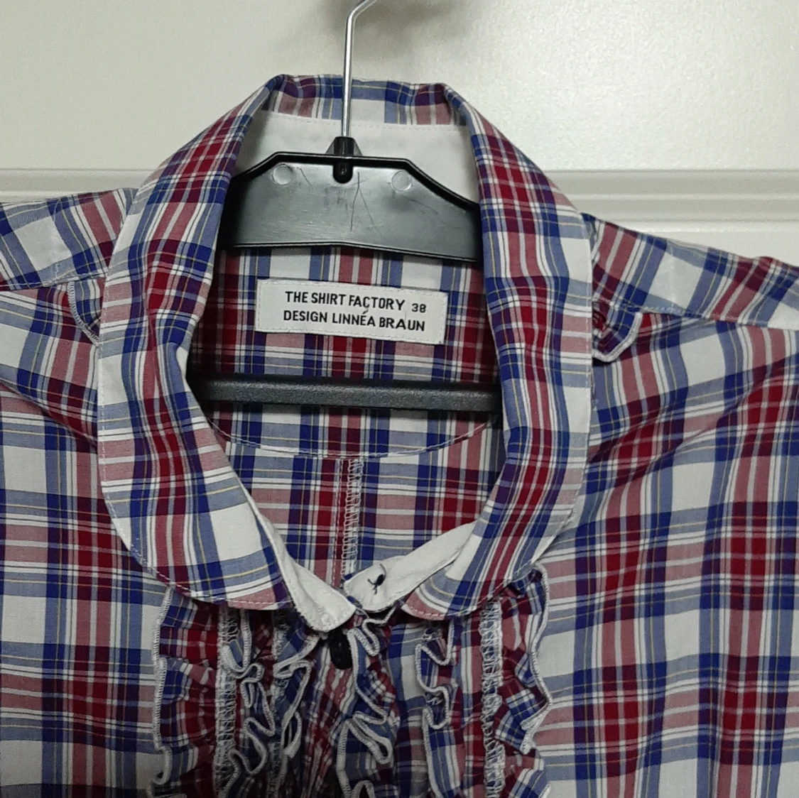 Rutig skjorta med volang från The Shirt Factory - 1