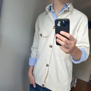 Snygg overshirt  - 49kr, inga bud. Skickar snabbt via instabox, postnord eller bring. Kontakta mig vid minsta fråga! //Nils