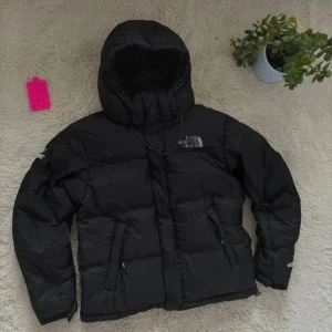  The North Face 600 Retro nuptse 700 goretex gorpcore - Säljer en svart dunjacka från The North Face med huva och dragsko. Jackan har en puffig look, dragkedja framtill och två fickor med dragkedja. Perfekt för kalla dagar och riktigt snygg streetstil. Bara testad.