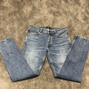 Neuw jeans - Säljer ett par neuw jeans i ray straight med en skön blå färg. De är det står W34 men sitter mer som W33. De är L32. Tveka inte om du har frågor