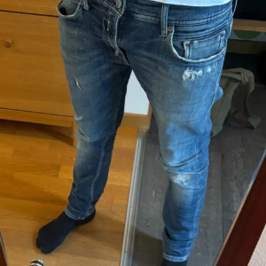 Replay jeans  - Säljer ett par Replay jeans väldigt populärt bland dem yngre, inget speciellt direkt W30 L32 hör av er om ni har några frågor eller funderingar priset ej hugget i sten 