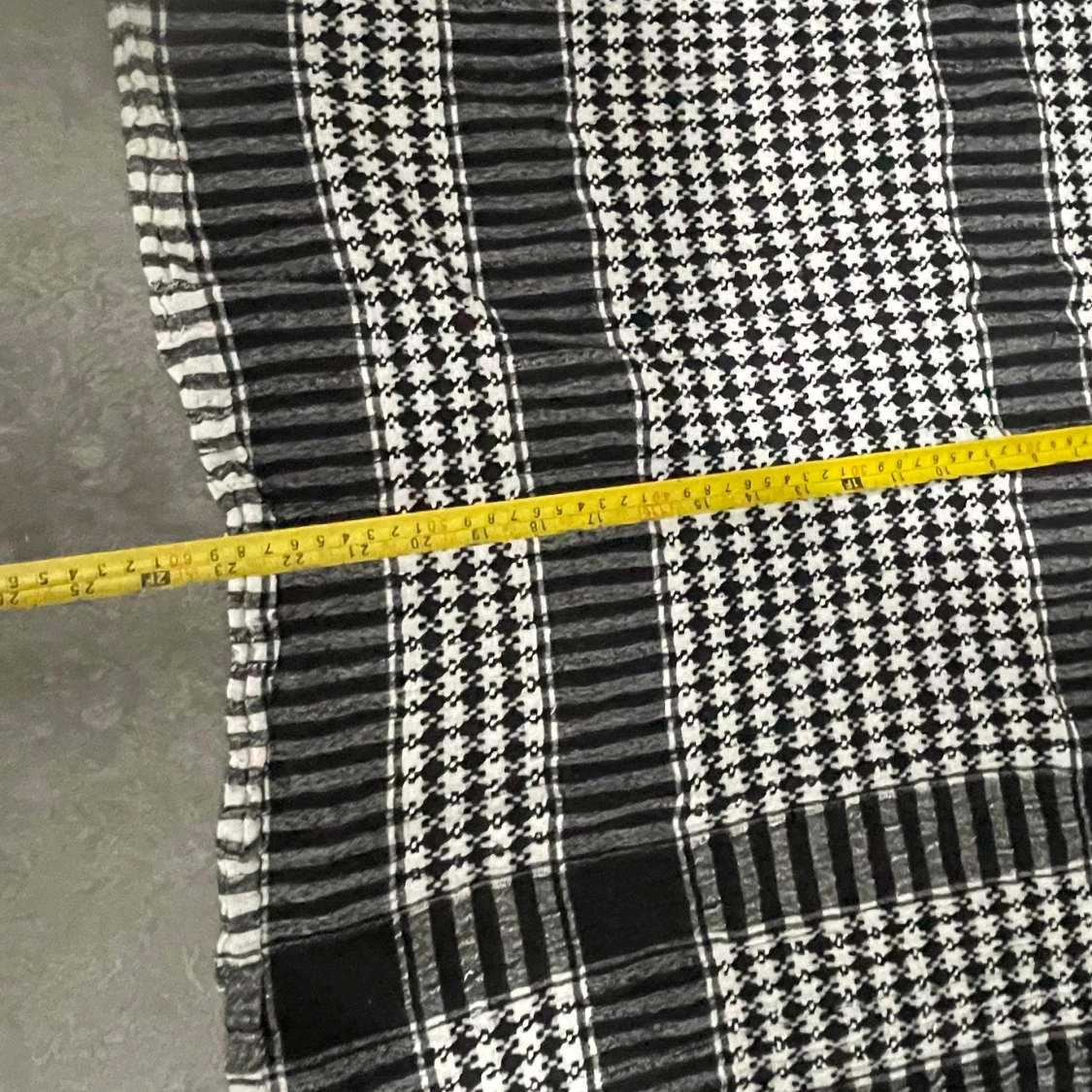 5 stycken Svartvit rutig halsduk med fransar - 3