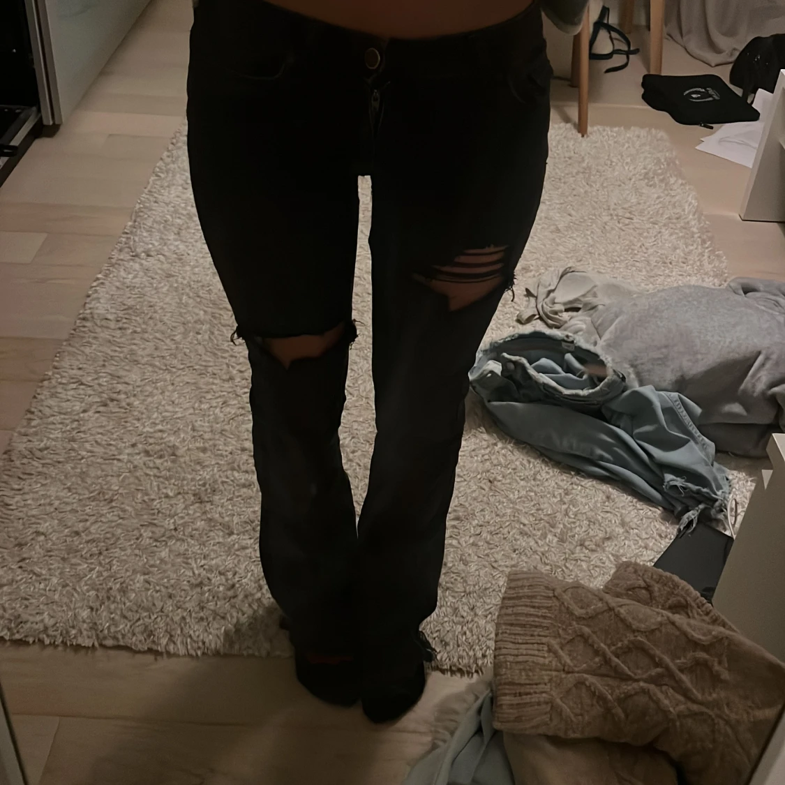 Svarta bootcut jeans med slitningar