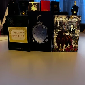 Penhaligon's parfymprover, 3 st - Tre exklusiva parfymprover från Penhaligon's: Empressa Eau de Parfum (1.5 ml), Endymion Cologne och ett tredje med unik konstnärlig design. Perfekt för dig som vill testa lyxiga dofter från London.