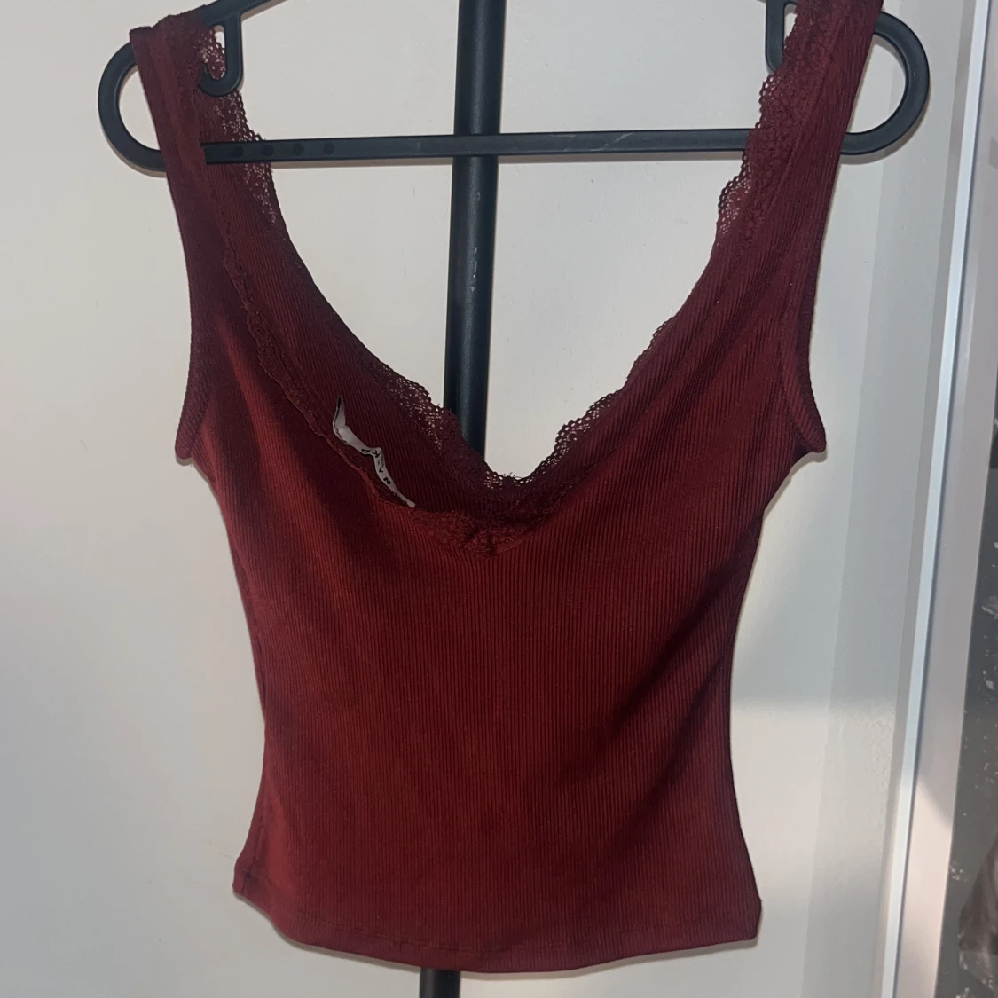 Vinröd ribbad linnetopp från NA-KD - 2