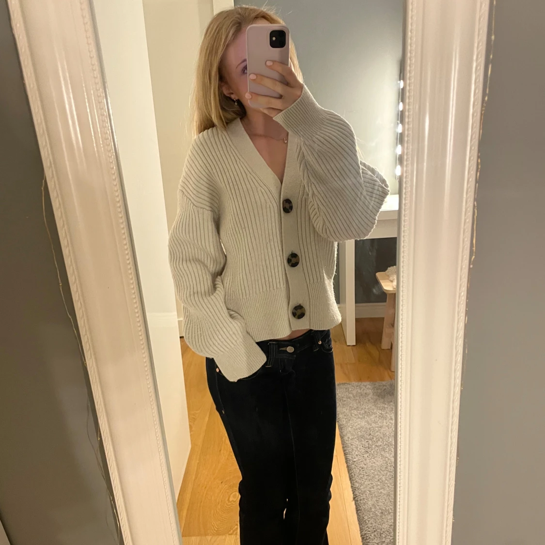 Beige ribbad kofta med stora knappar - 4