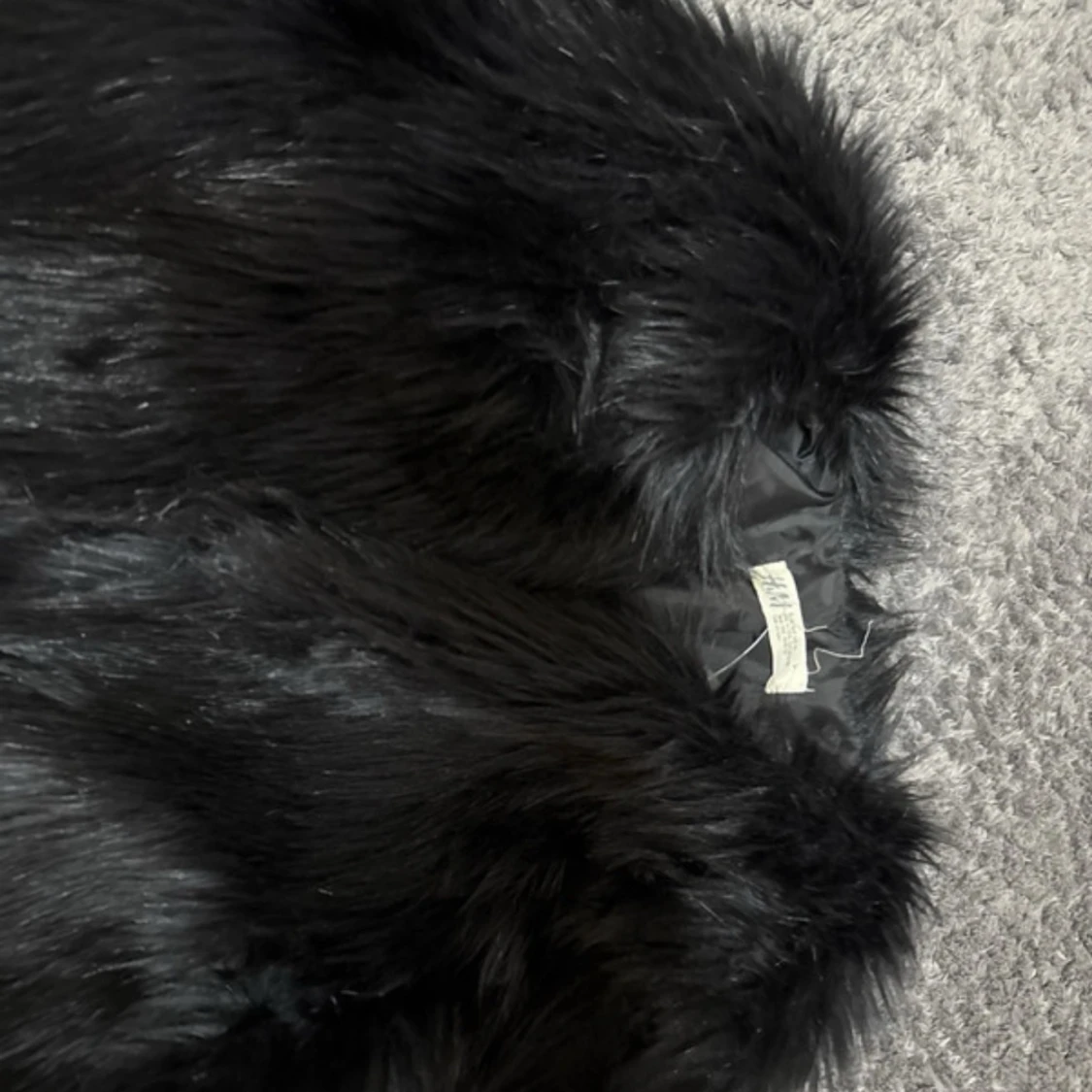 Svart pälsjacka med fluffig look