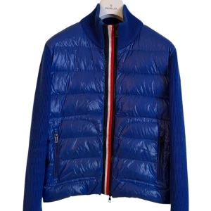 Moncler Cardigan Blå herr  - Moncler cardigan herr. Storlek M. Skick 8.5/10. Pris 4290kr finns att köpa på våran hemsida, Fashionels.com